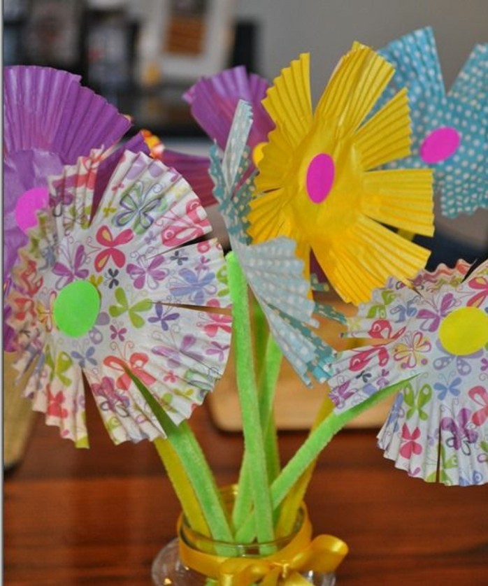 activité-manuelle-maternelle-primaire-des-fleurs-de-moules-à-muffins-un-bouquet-de-fleurs-dans-un-vase-tiges-en-tissu-idée-decoration-paques-florale