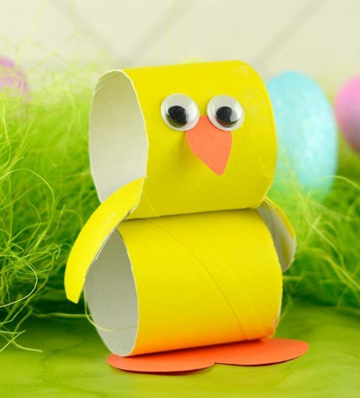 activité-manuelle-paques-enfant-un-poussin-fabriqué-de-rouleaux-de-papier-toilette-peints-en-jaune-des-yeux-mobiles-exemple-de-activité-manuelle-maternelle