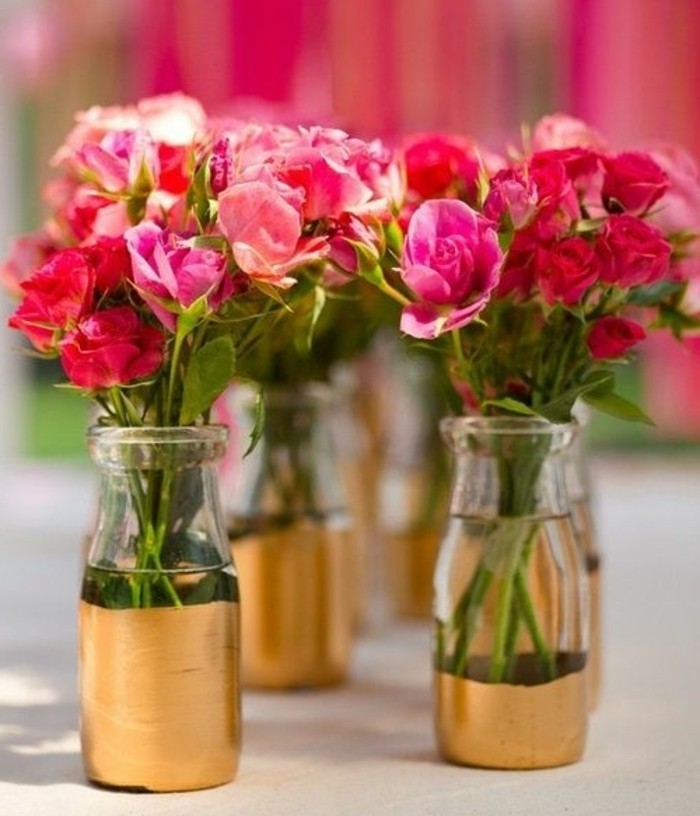 activité-manuelle-printemps-pour-adultes-vase-customisé-peinture-dorée-rise-rouges-deco-table-fleurs