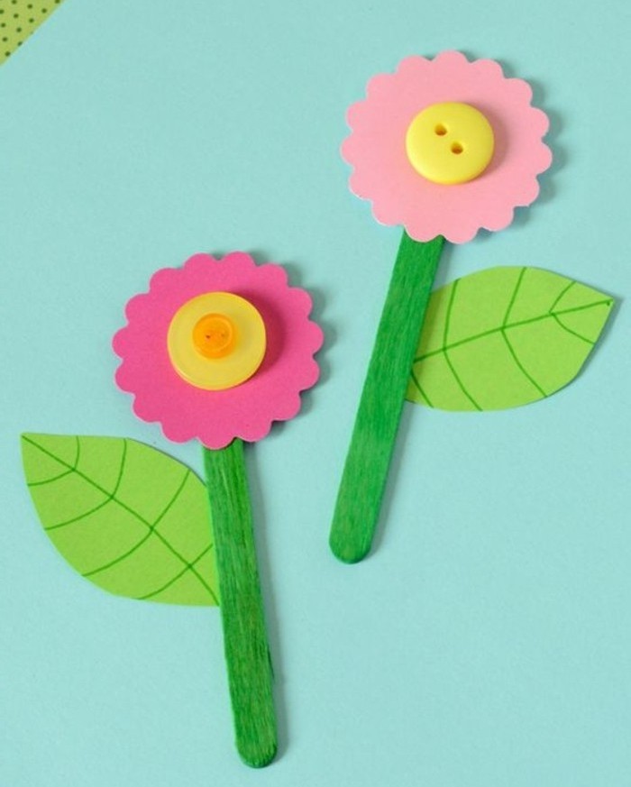 des fleurs en papier décorées de boutons, batonnets de glace en guise de tiges, feuilles vertes, activité manuelle printemps maternelle