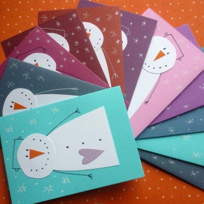 activités manuelle noel, des cartes de voeux avec des bonhommes de neige sur des bouts de papier colorés