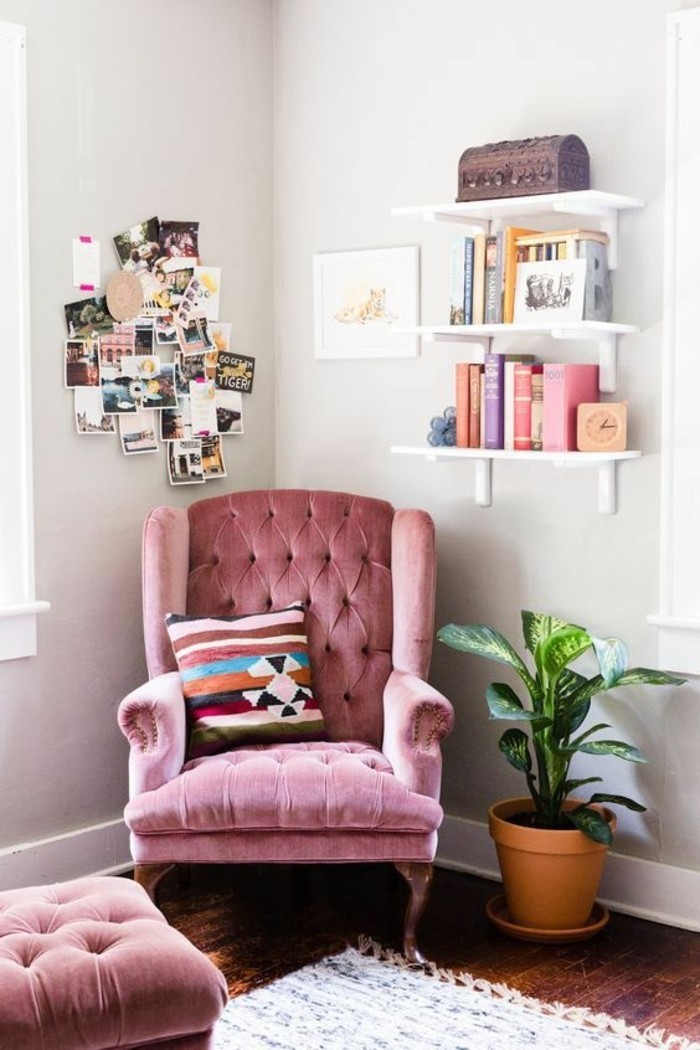 ambiance-cocooning-fauteuil-et-tabouret-rose-coffre-photo-tapis-plante-étagère