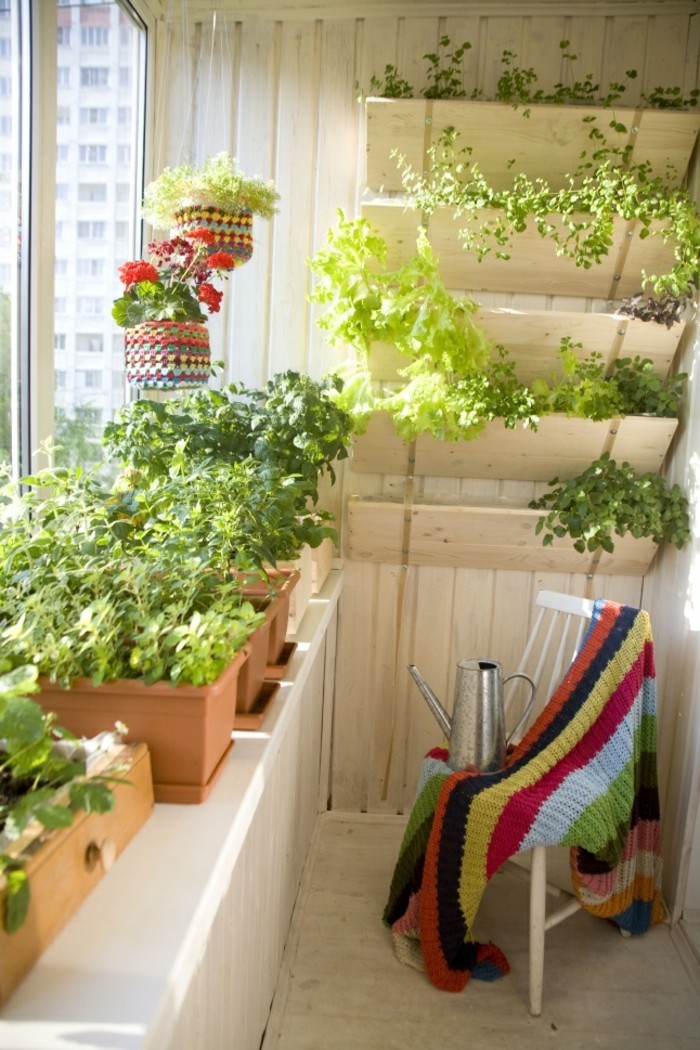 decoration jardiniere exterieure, chaise blanche, couverture multicolore, aménager un petit balcon