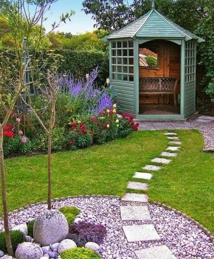 amenagement-jardin-esthétique-un-petit-sentier-un-coin-rocaille-fleurie-et-petite-veranda-des-fleurs-aux-rebords-du-jardin