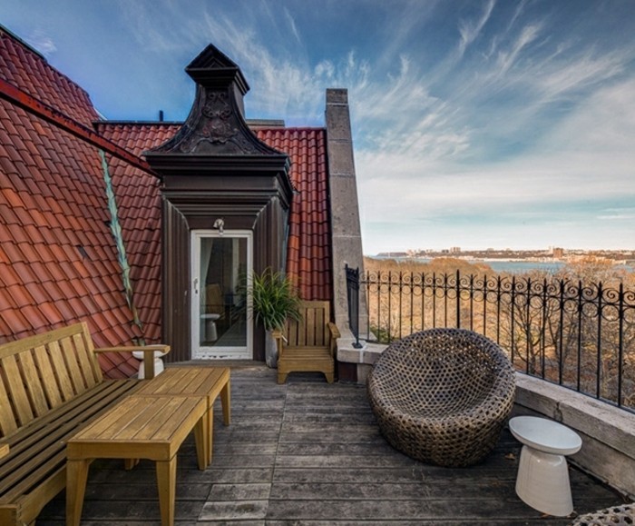 terrasse composite, banc et table en bois, fauteuil design, vue spectaculaire, maison vintage, idée comment aménager une terrasse