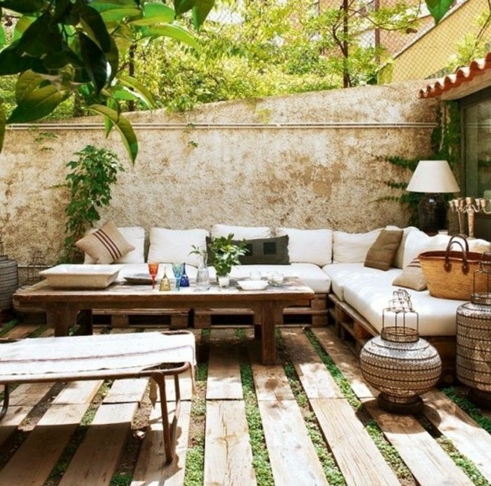 maison style méditerranéen, table en bois, canapé d'angle en palettes, luminaires style oriental, plantes vertes