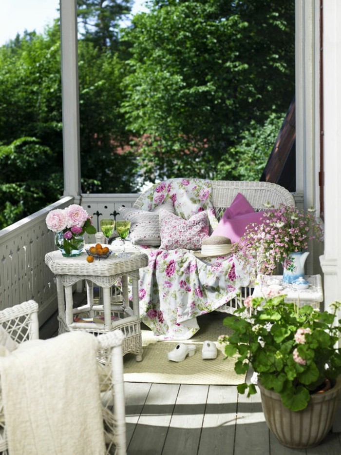 deco balcon, vintage style, couverture blanche à motifs floraux, bouquet de fleurs rose