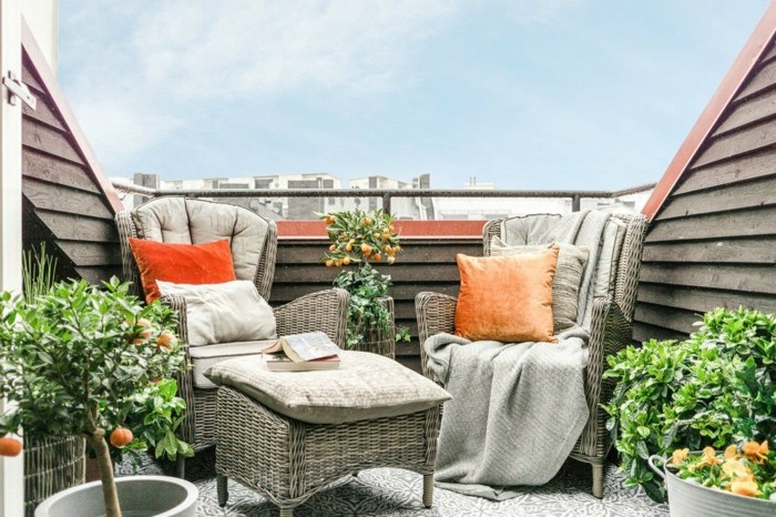 meuble balcon, chaises gris, table basse, coussins orange, petit arbre clémentine, vue d'en haut