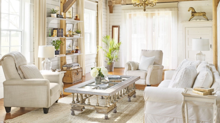 comment décorer son salon, fauteuils blancs, parquet en bois clair, lustre en cristaux, lampe blanche, plante verte