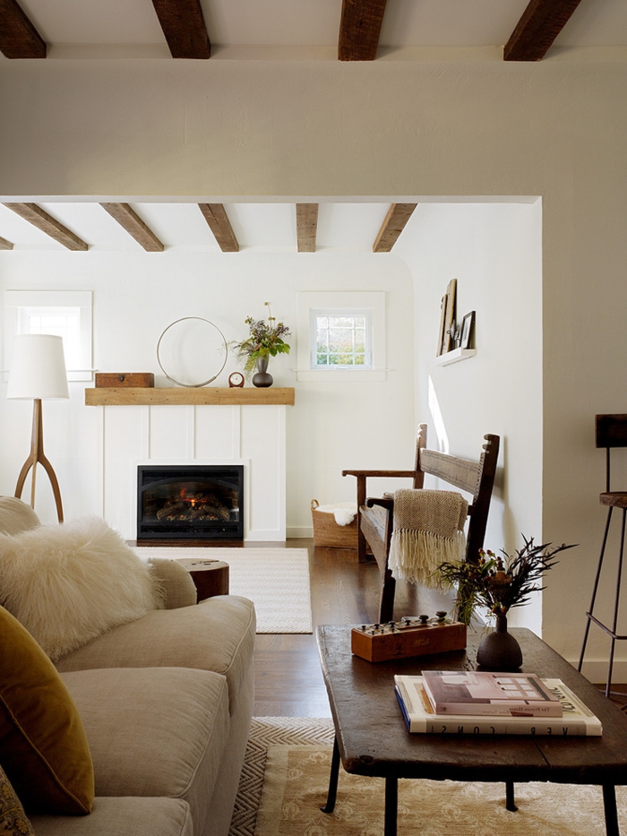 déco salon cocooning, plafond avec poutres en bois, murs blancs, table basse, canapé cocooning beige