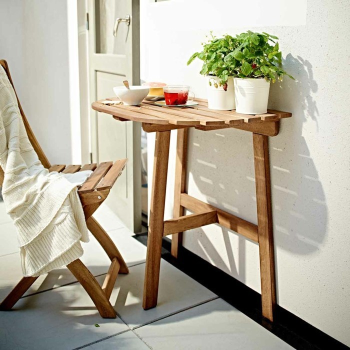 deco balcon, meuble compacte, chaise en bois, petit déjeuner, tasse de thé, herbes