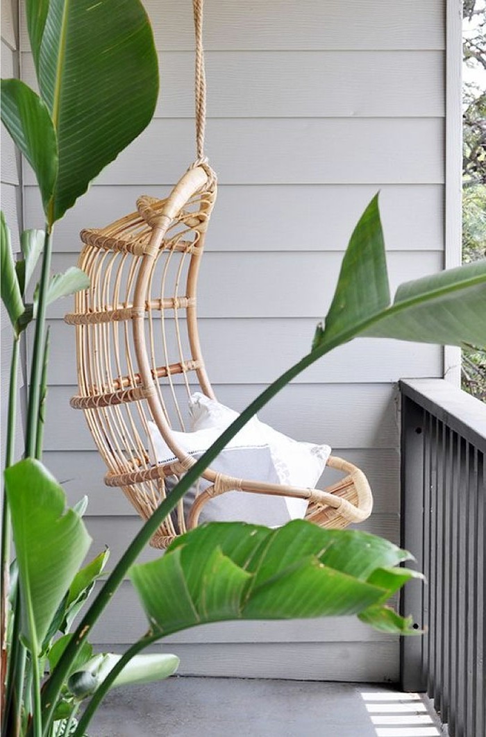 decoration balcon, chaise suspendue, coussins blancs, plantes vertes