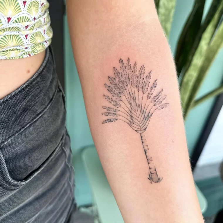 arbre du voyageur tatouage realiste idee tattoo femme bras