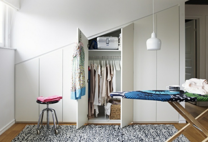 modèle d armoire sous pente, meuble sous comble design scandinave, tapis en noir et blanc, tabouret, penderie et étagères de rangement