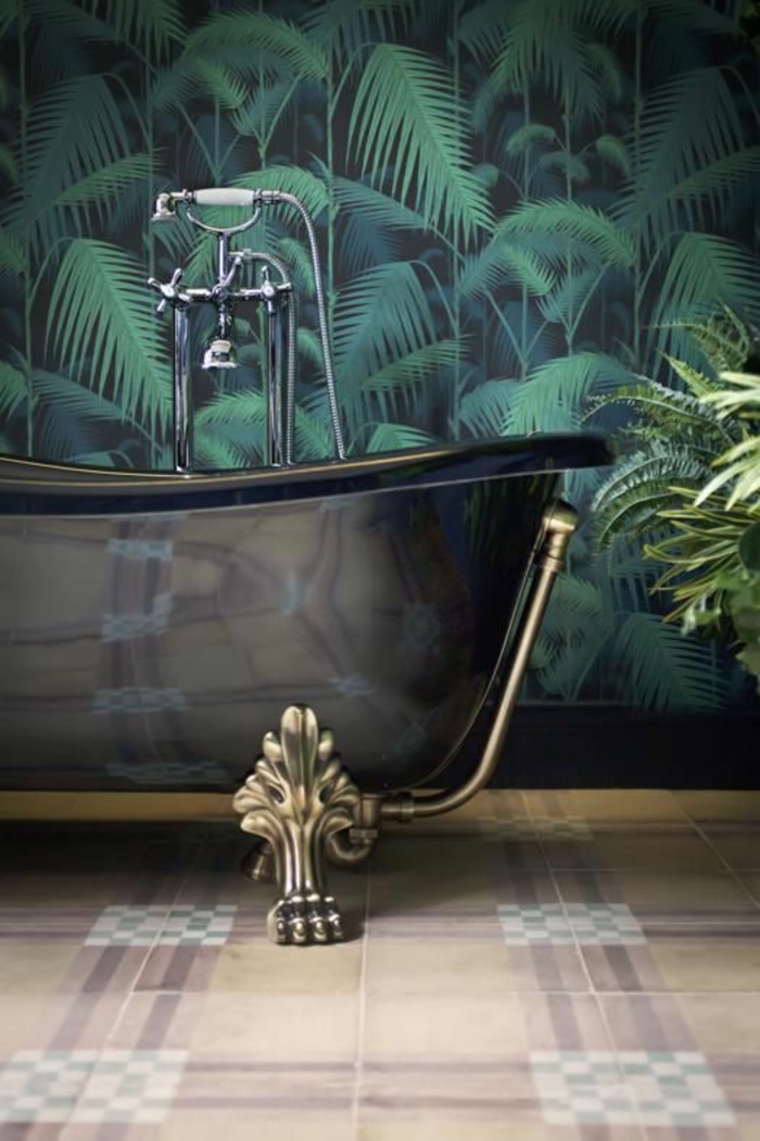 baignoire-noire-rétro-papier-peint-palmier-salle-de-bains