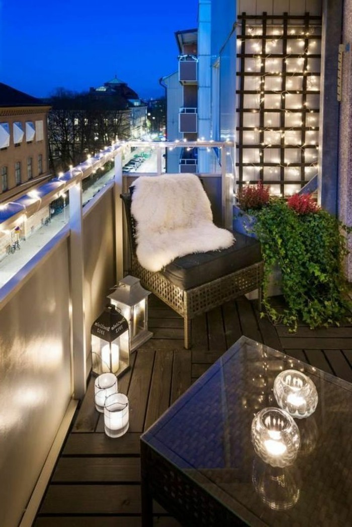 aménager un petit balcon, guirlande lumineuse, bougies allumées, plantes vertes
