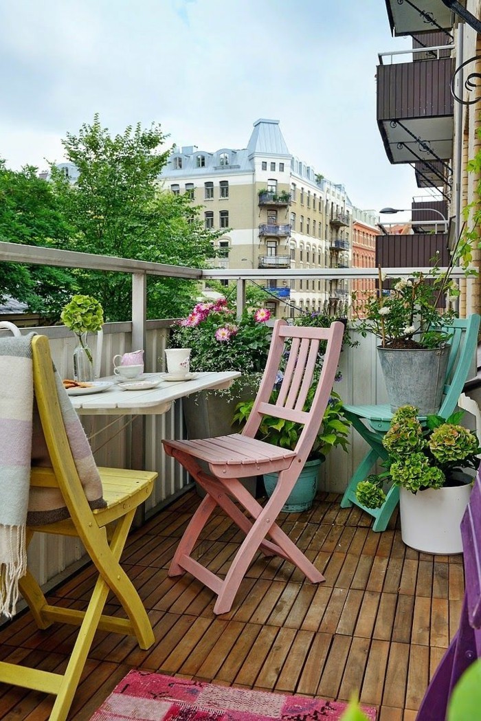 decoration jardiniere exterieure, meuble en couleurs pastel, sol en bois, tapis rose