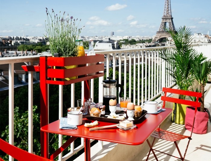 deco balcon, vue superbe, meubles multifonction, plantes vertes, table rouge, petit déjeuner