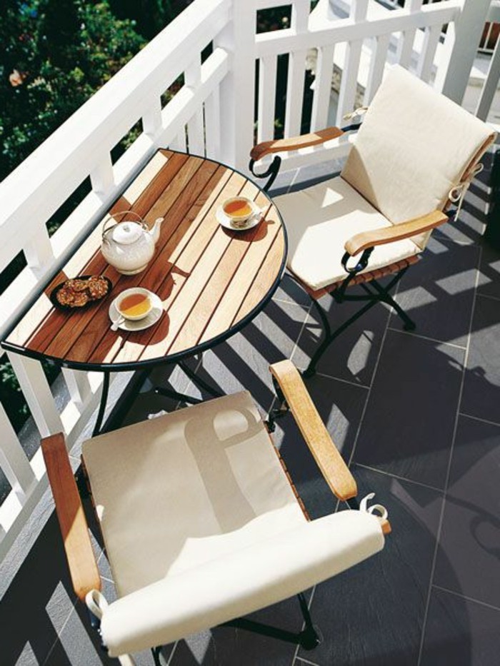 aménager un petit balcon, chaises en bois, housse blanche, table de balcon, tasse de thé