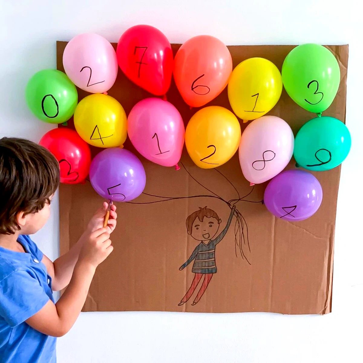 balons sur un carton avec des chiffres enfant 5 ans