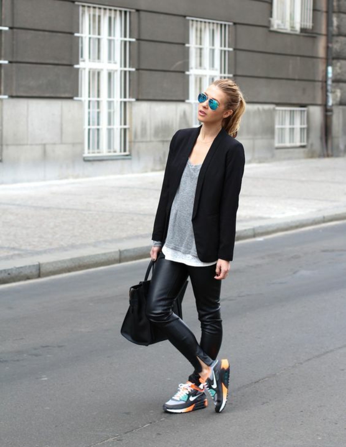 baskets-colorées-pantalon-en-cuir-femme-manteau-noir