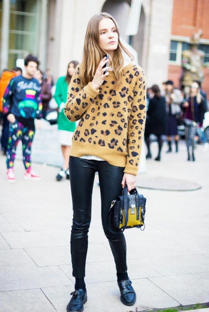 blouse-imprimé-léopard-pantalon-en-cuir-femme