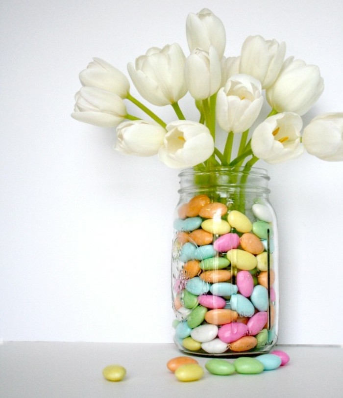 bocal-en-verre-rempli-de-galets-colorés-et-de-tulipes-blanches-idée-activité-manuelle-printemps-pour-décorer-sa-maison
