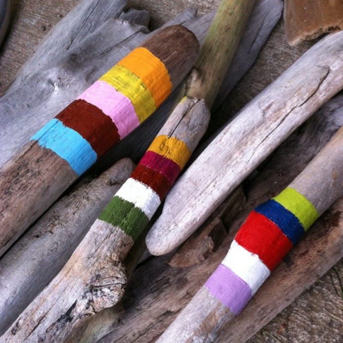 bois flotté déco, rayures colorés sur bâtons de bois flotté