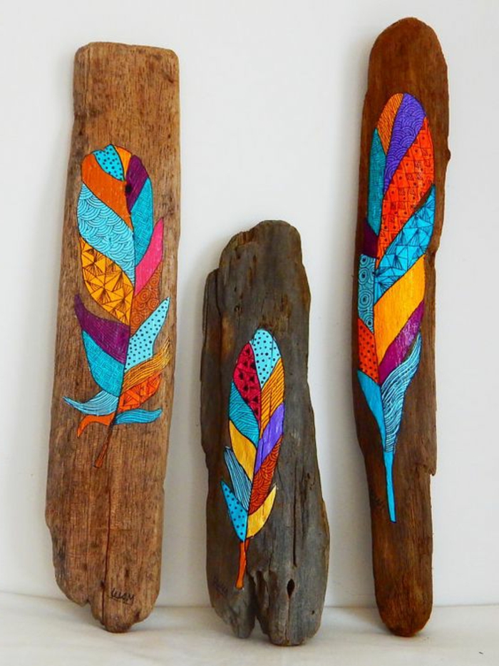 bois flotté peint, peintures plumes bariolées sur le bois flotté 