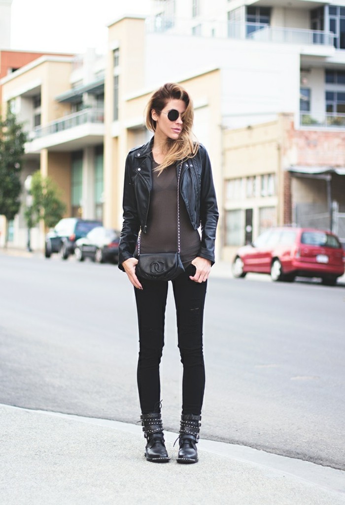 tenue jean noir, lunettes de soleil, veste en cuir, blouse foncée, pochette noire