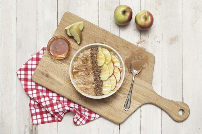 bouillie d'avoine, exemple de porridge aux pommes et miel de manuka, idée de recette saine à préparer soi meme