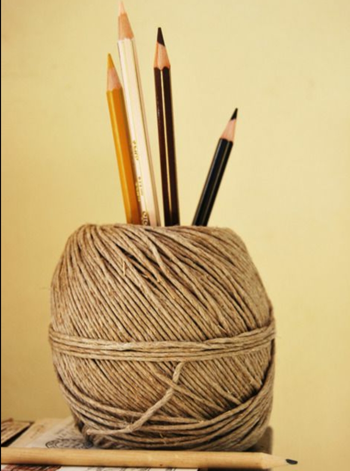 boule-en-laine-transformée-en-pot-a-crayon-diy-idée-comment-rangement-originalpour-crayon-a-faire-soi-meme