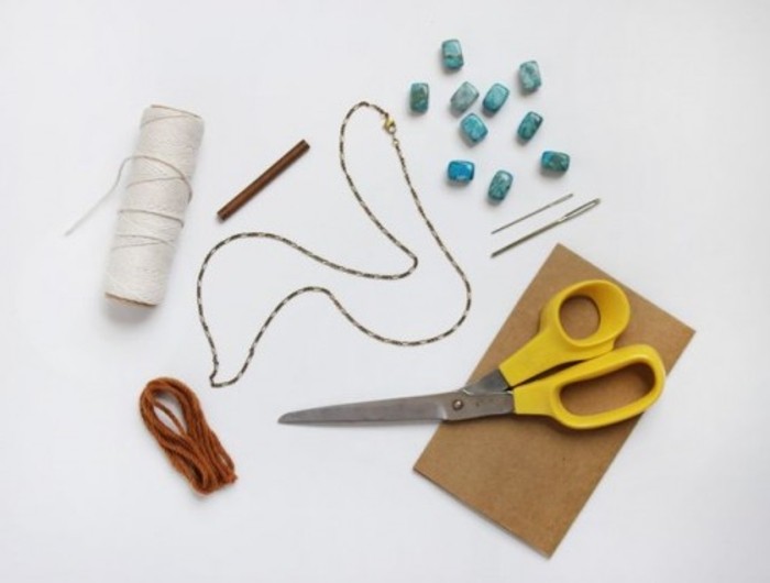 diy macramé, matériaux nécessaires, paire de ciseaux, fil et aiguille, noeud macramé
