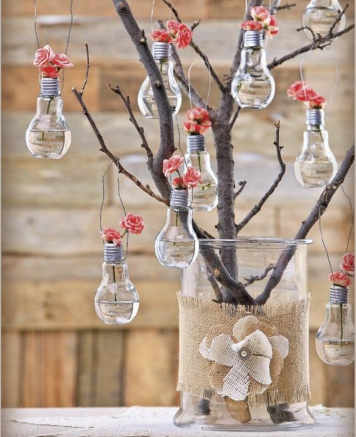 branche-arbre-dans-un-vase-en-verre-ampoules-électriques-remplies-d-eau-et-fleurs-roses-idée-activité-manuelle-printemps-decoration-maison-florale