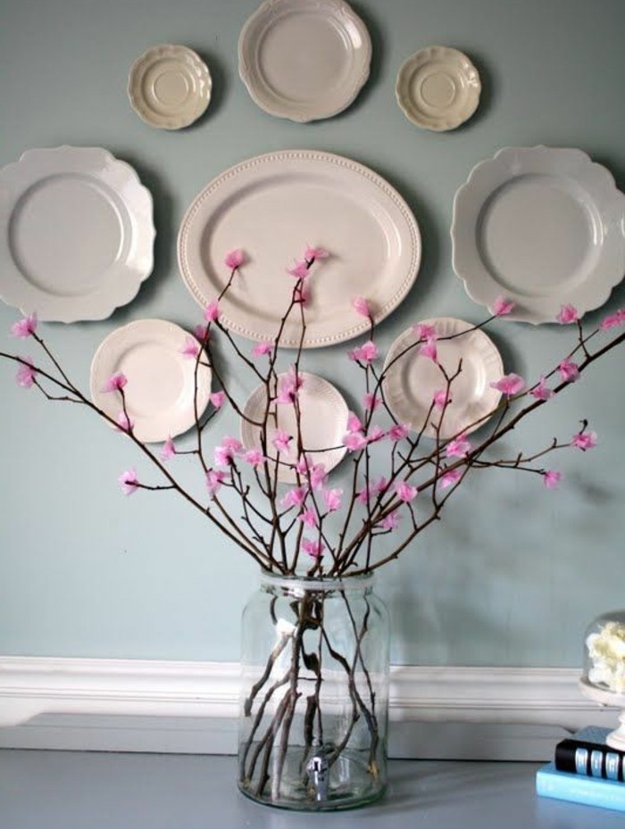branches-fleuris-dans-un-vase-en-verre-petites-fleurs-roses-idée-activité-manuelle-printemps-pour-adultes-deco-maison-fleurs
