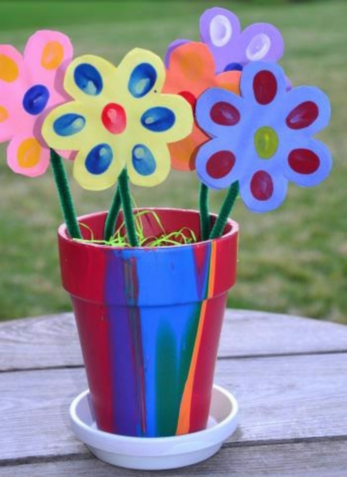 des fleurs en papier, pot de fleurs multicolore, idée activité créative en maternelle, bricolage enfant
