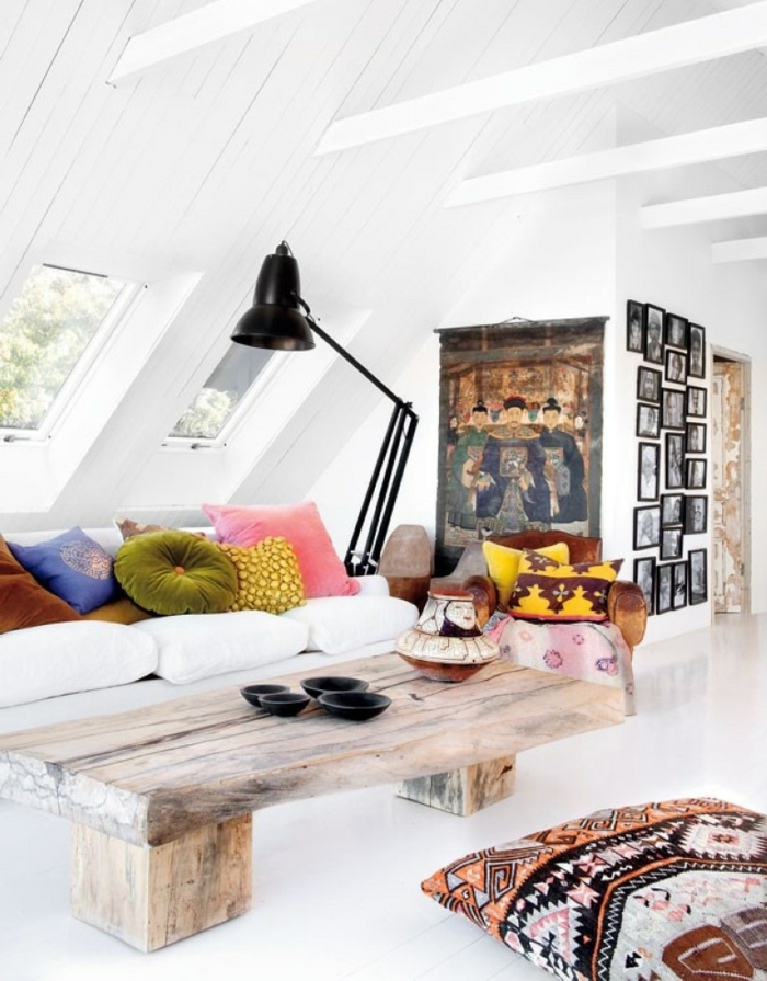 déco cocooning salon, plafond avec poutres en bois, murs blancs, coussins ethniques