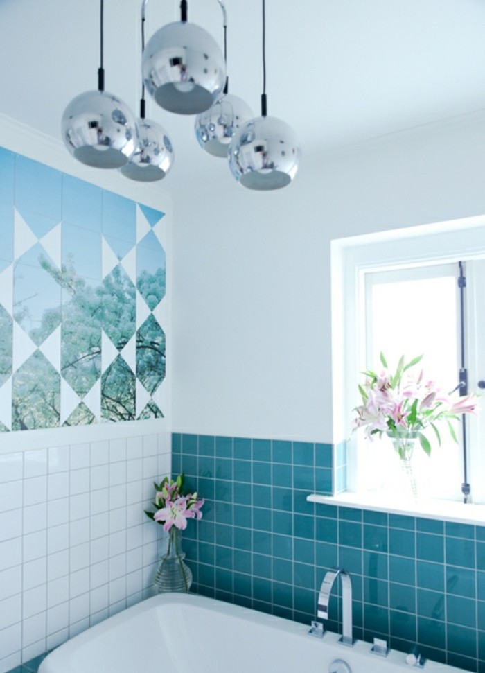 carrelage-blanc-et-turquoise-paysage-murale-fleurs-fenetre-baignoire
