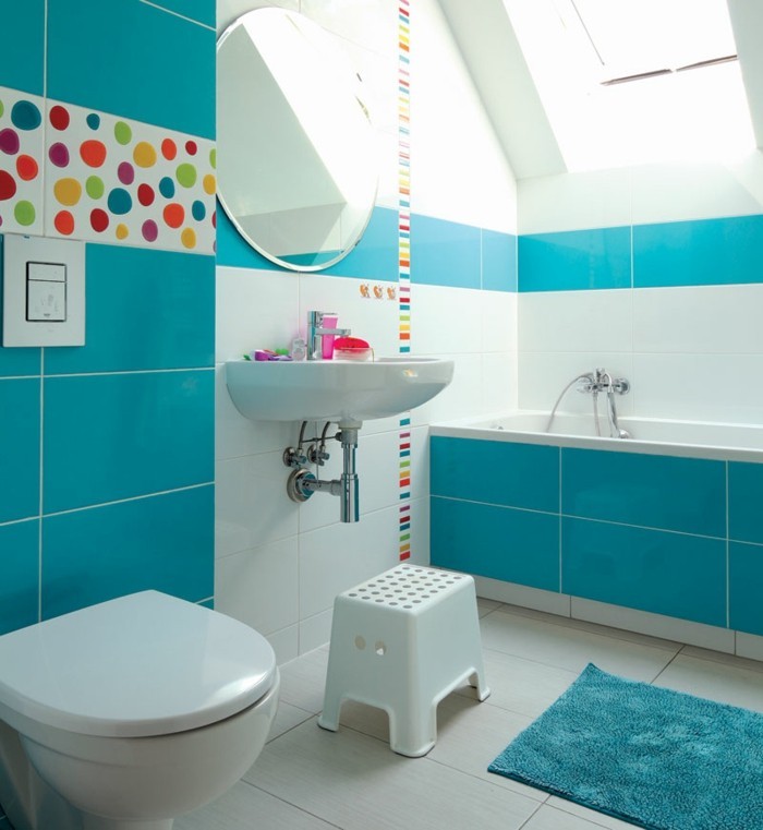 carrelage-blanc-turquoise-blanc-taches-colorés-baignoire-lavabo-miroir-rond