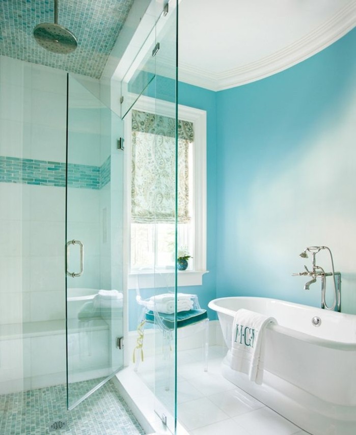 carrelage-douche-cabine-de-douche-baignoire-serviette-blanche-murs-turquoise