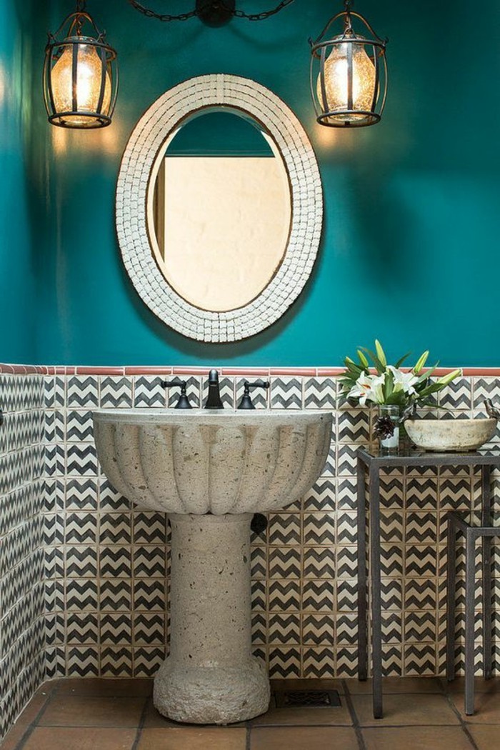 carrelage-salle-de-bain-miroir-ovale-murs-turquoise-carreaux-blanc-et-noir-fleurs