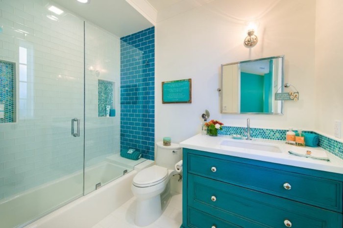 carrelage-salle-de-bain-turquoise-cabine-de-douche-deco-blanc-miroir-armoire-bleu