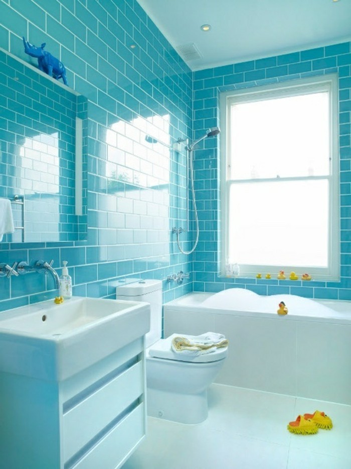 carrelage-salle-de-bain-turquoise-deco-blanc-baignoire-lavabo-grande-fenetre