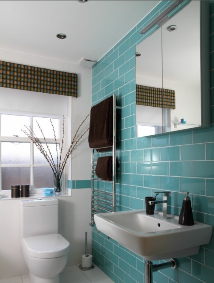 carrelage-salle-de-bain-turquoise-et-blanc-serviette-marron-lavabo-miroir