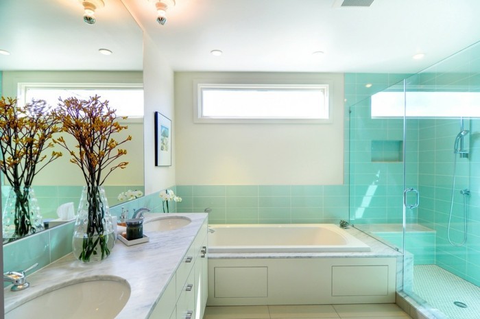 carrelage-salle-de-bain-turquoise-plafond-blanc-lavabo-en-marbre-fleurs