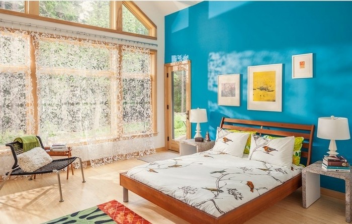 couleur chambre adulte, mur turquoise, grandes fenêtres, lit en bois, tapis vert et noir