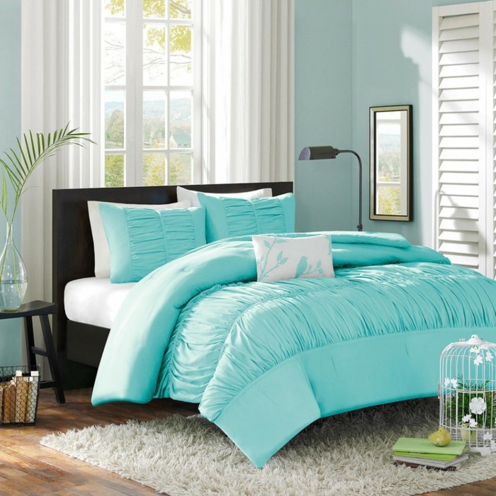 idée couleur chambre, murs bleu claire, parquet en bois, couverture de lit turquoise