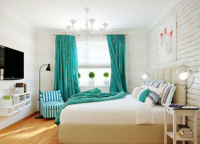couleur chambre parental, plafond blanc, parquet en bois, rideaux turquoise