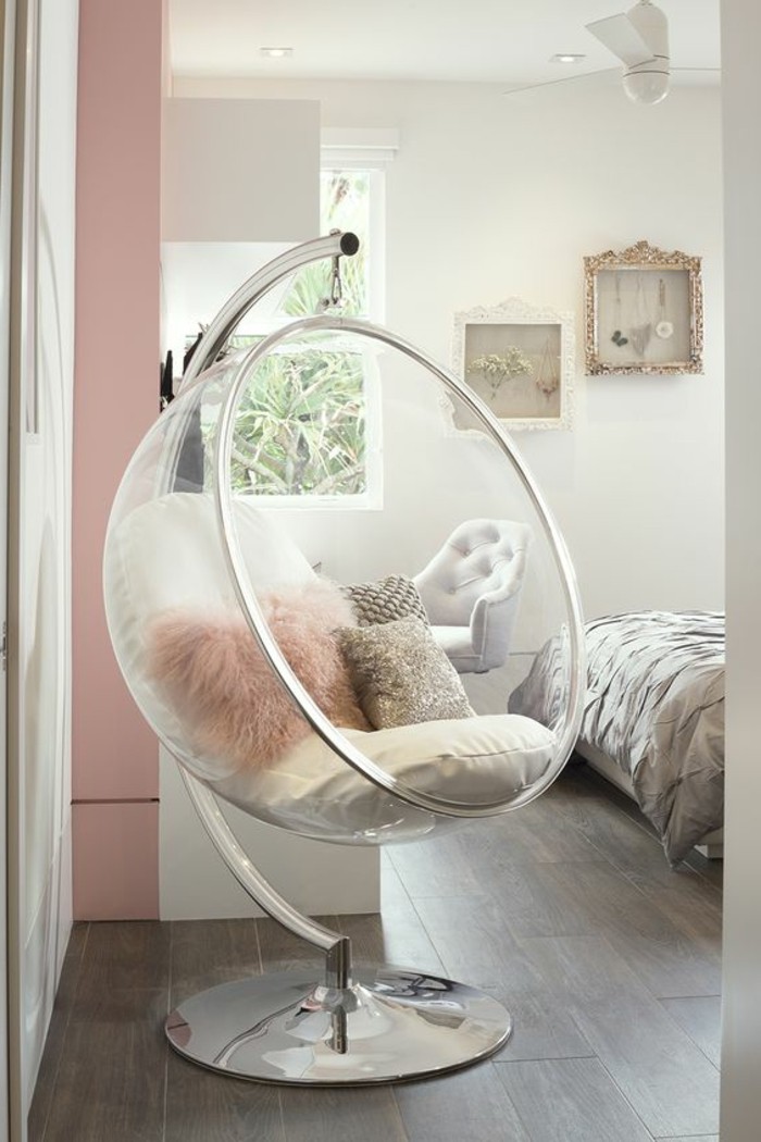 chambre-adulte-cocooning-chaise-oeuf-mur-pastel-rose-et-blanc-fauteil