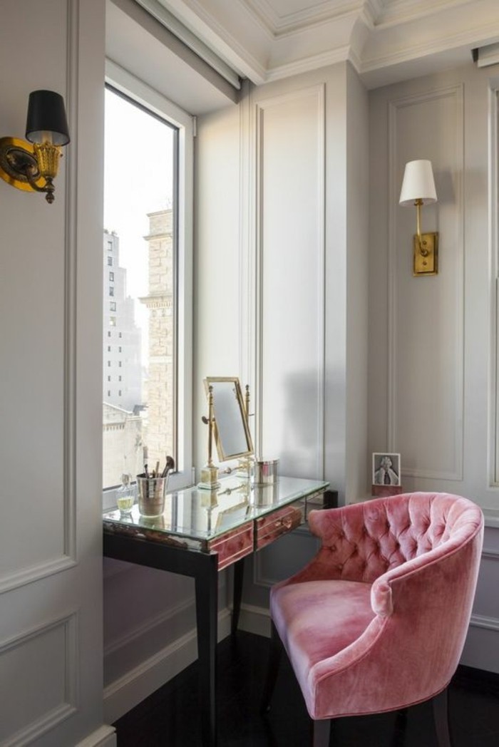 chambre-adulte-cocooning-fauteuil-rose-bureau-en-verre-miroir-lampes